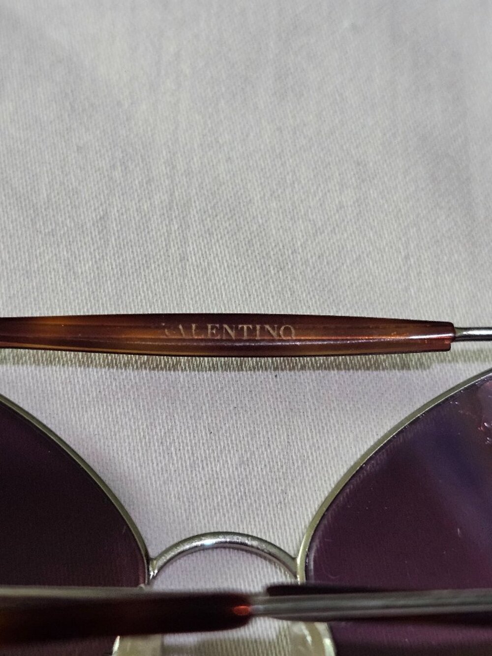Valentino V121S Light Gold Brown Gradient Oval Aviator Sunglasses Made in Italy